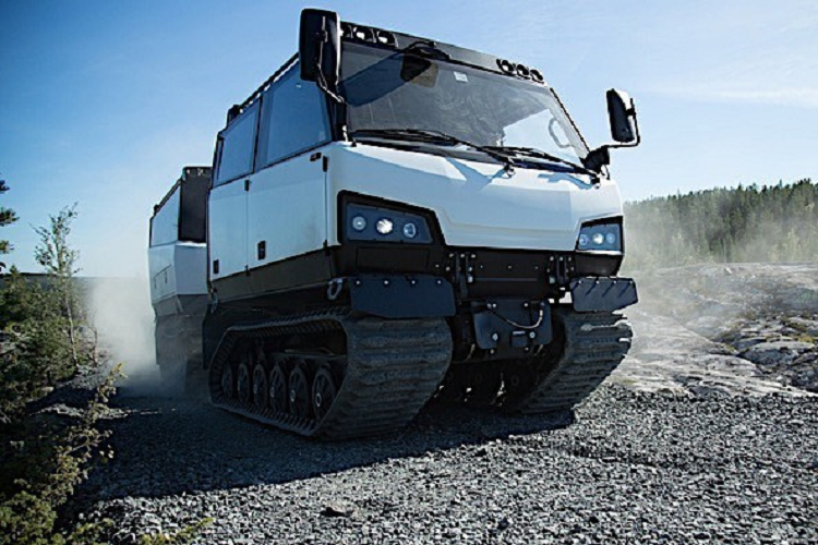 Nó hoạt động cùng với hộp số tự động Allison với 6 cấp số tiến và 1 cấp số lùi. Với trọng lượng hơn 15,5 tấn, tốc độ tối đa của nó được giới hạn ở khoảng 70 km/h khi lái xe trên mặt đất liền, và 4 km/h khi lội nước. Cự li di chuyển tiêu chuẩn của xe là khoảng 400 km, nhưng có thể kéo dài thành 1.000 km nếu cần.