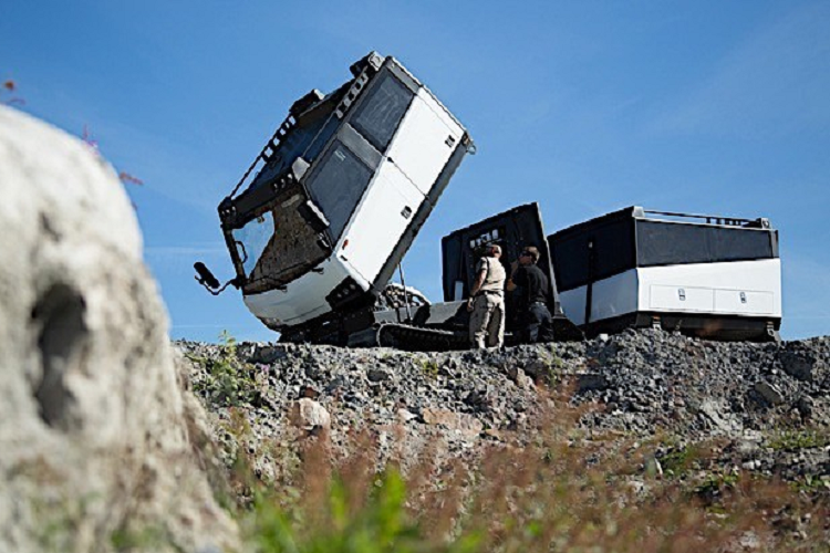 Phần toa xe phía trước có thể chứa tối đa 4 người và đạt tải trọng khoảng 3 tấn. Toa xe phía sau đóng vai trò cabin có thể được tùy chỉnh theo mọi sở thích và có thể chở tối đa khoảng 5 tấn. BvS10 Beowulf hàng khủng nhưng vẫn có thể leo góc độ tối đa 45 độ, vượt qua là khoảng trống tối đa tầm 2 mét, và thậm chí nó có thể vượt qua các bậc thang không quá 1 mét.