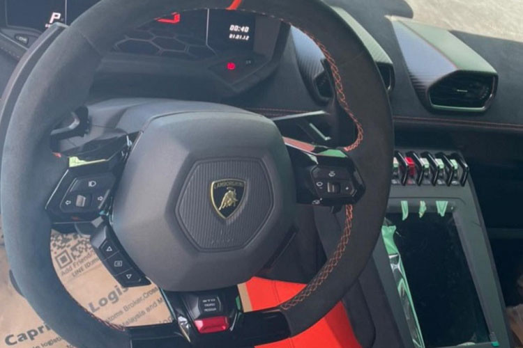Nội thất chiếc siêu xe Lamborghini Huracan STO đầu tiên về Việt Nam được hoàn thành với ghế ngồi bọc da cao cấp màu đen cùng sọc đỏ nổi bật, ngoài ra, các đường chỉ may của xe cũng là tông đỏ. Chưa hết, nội thất xe còn có hàng loạt chi tiết carbon.