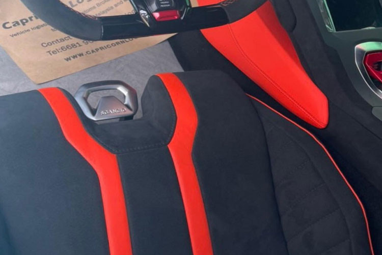 So với hơn 16 chiếc siêu xe Lamborghini Huracan đang lăn bánh tại dải đất hình chữ S, chiếc xe Lamborghini Huracan STO mới về nước có vô lăng hoàn toàn mới với 3 trang bị lái bao gồm STO dành cho lái xe trên đường, Trofeo tập trung vào việc cung cấp cho người lái tất cả hiệu suất bạn cần cho thời gian vòng đua nhanh chóng và Pioggia sẽ giúp chủ nhân tối ưu hóa cho hệ thống kiểm soát lực kéo, mô-men xoắn và ABS khi di chuyển dưới trời mưa.