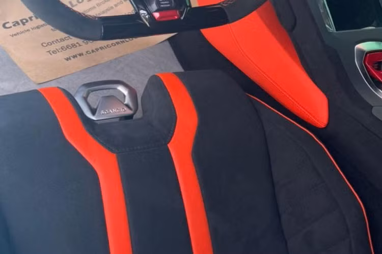 So với hơn 16 chiếc siêu xe Lamborghini Huracan đang lăn bánh tại dải đất hình chữ S, chiếc xe Lamborghini Huracan STO mới về nước có vô lăng hoàn toàn mới với 3 trang bị lái bao gồm STO dành cho lái xe trên đường, Trofeo tập trung vào việc cung cấp cho người lái tất cả hiệu suất bạn cần cho thời gian vòng đua nhanh chóng và Pioggia sẽ giúp chủ nhân tối ưu hóa cho hệ thống kiểm soát lực kéo, mô-men xoắn và ABS khi di chuyển dưới trời mưa.