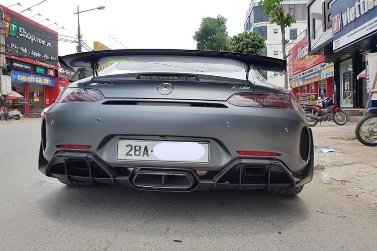 Chưa hết, các vòm bánh xe trước của Mercedes-AMG GT R Pro có tích hợp thêm mang cá bằng sợi carbon còn ở hai bánh xe sau được trang bị thêm thanh nẹp sợi carbon mang đến cái nhìn hầm hố. Cuối cùng là thanh gió bên hông bằng carbon.