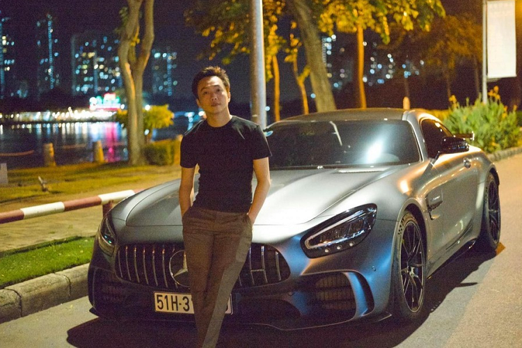 Chiếc siêu xe Mercedes-AMG GT R mới được Minh Nhựa chia sẻ lên mạng xã hội là bản Pro, không phải Mercedes-AMG GT Black Series như nhiều người nghĩ. Xe mang ngoại thất màu trắng, đúng màu áo mà chủ nhân xe Pagani Huayra rất yêu thích. Chiếc Mercedes-AMG GT R mới này là bản Pro, không phải Mercedes-AMG GT Black Series như nhiều người nghĩ. Xe mang ngoại thất màu trắng, đúng màu áo mà chủ nhân xe Pagani Huayra rất yêu thích.
