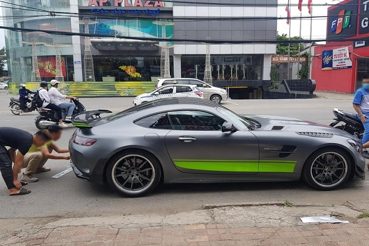 So với siêu xe Mercedes-AMG GT R của Cường Đô la, chiếc xe Mercedes-AMG GT R Pro của Minh Nhựa mới chia sẻ ảnh có sự khác biệt rất lớn ở ngoại hình. Đầu tiên chính là phần cản va trước hầm hố hơn, chưa hết, 2 bên đầu xe của Mercedes-AMG GT R Pro có thêm 2 vây cá lớn, rất cá tính và đậm chất xe đua.