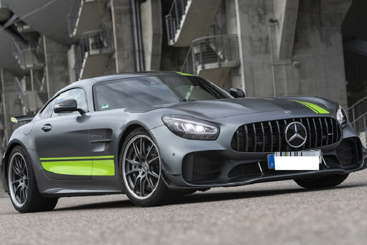 Sức mạnh của siêu xe Mercedes-AMG GT R, AMG GT R Pro vẫn đến từ khối động cơ V8, tăng áp kép, dung tích 4.0 lít, sản sinh công suất tối đa 577 mã lực và mô-men xoắn cực đại 700 Nm.
