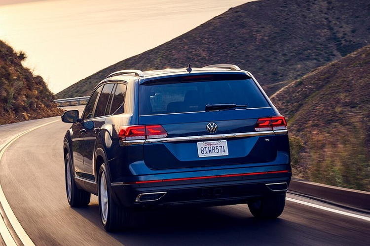 Lưới tản nhiệt của Teramont 2021 không có viền nên tạo cảm giác nối liền với cụm đèn pha LED hai bên. Bản thân cụm đèn pha này cũng đã được thay đổi thiết kế và tích hợp 2 dải đèn LED định vị ban ngày hình chữ "L". Tiếp đến là 2 khe gió nằm dọc trên cản trước và hốc gió trung tâm được bao quanh bằng viền màu bạc.