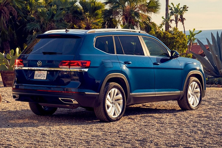 Cả hai động cơ đều đồng hành với hộp số tự động 8 cấp và hệ dẫn động cầu trước tiêu chuẩn hoặc 4 bánh toàn thời gian 4Motion tùy chọn. Cuối cùng là những trang bị an toàn như phát hiện điểm mù, cảnh báo phương tiện cắt ngang khi lùi, kiểm soát hành trình thích ứng, hỗ trợ làn đường, kiểm soát khoảng cách khi đỗ xe, hỗ trợ đỗ xe, hiển thị biển báo giao thông và hỗ trợ lái khi tắc đường.