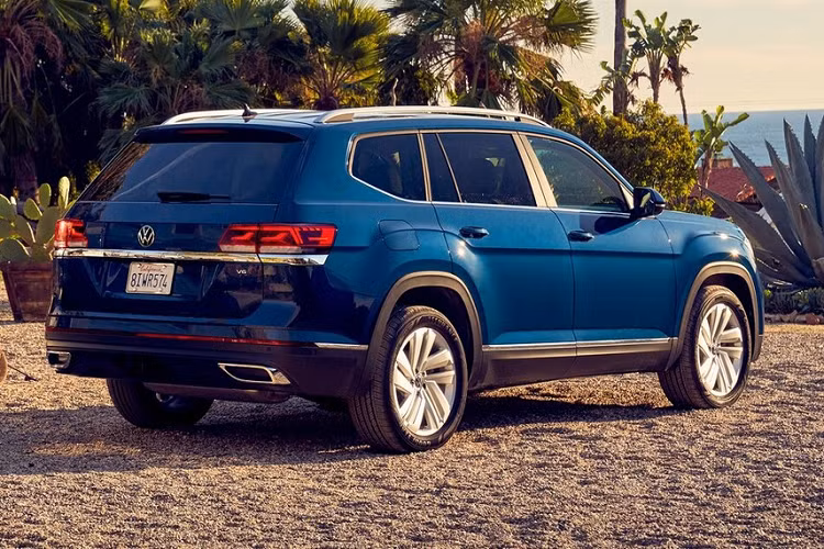 Cả hai động cơ đều đồng hành với hộp số tự động 8 cấp và hệ dẫn động cầu trước tiêu chuẩn hoặc 4 bánh toàn thời gian 4Motion tùy chọn. Cuối cùng là những trang bị an toàn như phát hiện điểm mù, cảnh báo phương tiện cắt ngang khi lùi, kiểm soát hành trình thích ứng, hỗ trợ làn đường, kiểm soát khoảng cách khi đỗ xe, hỗ trợ đỗ xe, hiển thị biển báo giao thông và hỗ trợ lái khi tắc đường.