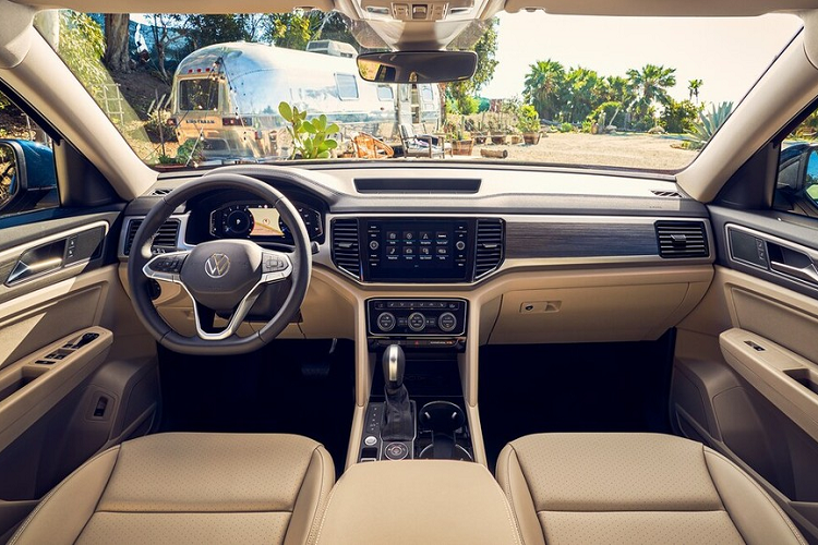 Ở phiên bản mới, Volkswagen Teramont 2021 đã được thay đổi thiết kế cản trước và cản sau nên dài hơn khoảng 76 mm so với trước. Cụ thể, xe sở hữu chiều dài 5.036 mm, chiều rộng 1.989 mm, chiều cao 1.778 mm, chiều dài cơ sở 2.979 mm và chiều cao gầm 203 mm. Ngoài ra, mẫu SUV này còn được bổ sung thiết kế lưới tản nhiệt mới với 3 nan mạ crôm nằm ngang và logo của hãng Volkswagen ở giữa.