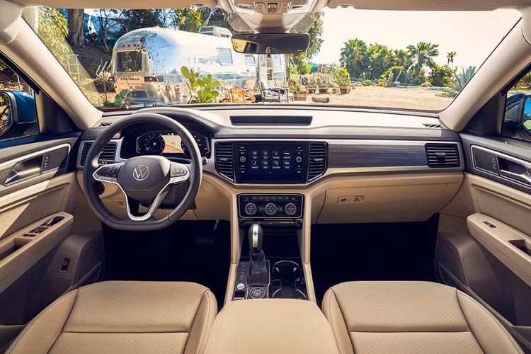 Ở phiên bản mới, Volkswagen Teramont 2021 đã được thay đổi thiết kế cản trước và cản sau nên dài hơn khoảng 76 mm so với trước. Cụ thể, xe sở hữu chiều dài 5.036 mm, chiều rộng 1.989 mm, chiều cao 1.778 mm, chiều dài cơ sở 2.979 mm và chiều cao gầm 203 mm. Ngoài ra, mẫu SUV này còn được bổ sung thiết kế lưới tản nhiệt mới với 3 nan mạ crôm nằm ngang và logo của hãng Volkswagen ở giữa.