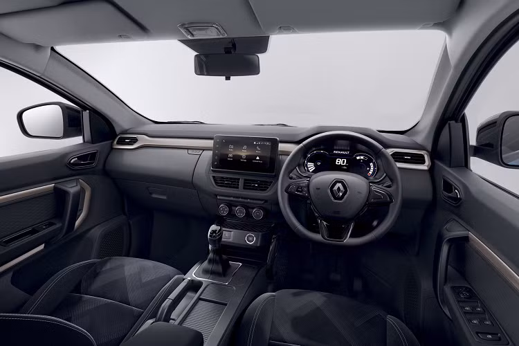 Di chuyển vào bên trong cabin, cách bố trí và thiết kế khoang lái Renault Kiger 2021 hiện đại nhưng không nổi bật như những chiếc Renault và Dacia khác. Nội thất của Kiger mang hơi hướng thể thao với vô-lăng đa chức năng, hệ thống thông tin giải trí màn hình cảm ứng 8 inch đặt nổi trên bảng táp-lô và cụm đồng hồ đo là màn hình TFT 7 inch.
