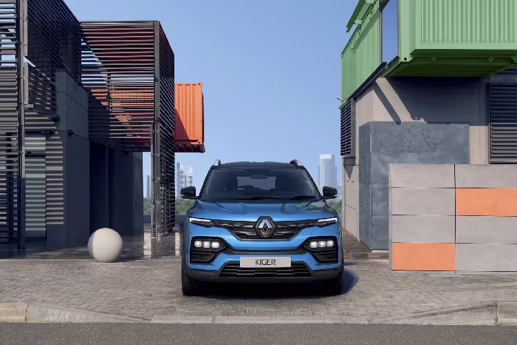 Nếu để nói về điểm nổi bật nhất trên Renault Kiger giá rẻ thì đó chính là thiết kế ngoại thất rất táo bạo. Vẻ ngoài thể thao của Kiger được tô đậm bởi phần vòm chắn bùn và nắp ca-pô cơ bắp, trong khi cụm đèn pha với kiểu dáng thanh mảnh, sắc nét nằm hai bên lưới tản nhiệt đặc trưng của Renault, còn cụm đèn hậu được tạo hình chữ C.