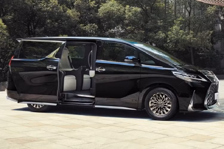 Di chuyển vào bên trong, Lexus LM350 cấu hình 4 chỗ ngồi sẽ có khoang ông chủ và khoang cabin được tách biệt với nhau thông qua vách ngăn riêng tư. Một tấm kính điều chỉnh điện sẽ có khả năng nâng lên hạ xuống, ở trạng thái trong suốt hoặc làm mờ nhằm giúp chủ nhân của chiếc xe ngồi sau có không gian riêng tư tố đa khi gặp gỡ khách hàng, đối tác. Tại vách ngăn này cũng tích hợp màn hình giải trí kích thước tới 26 inch. Mẫu xe này được trang bị hệ thống âm thanh cao cấp Mark Levinson 19 loa, tủ lạnh mini. 