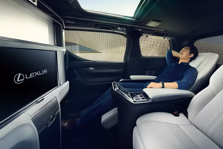 Thân xe không có nhiều sự khác biệt so với Alphard ngoại trừ các chi tiết ốp kim loại mạ chrome hay bộ mâm đa chấu sáng bóng kích thước 18 inch. Phần đuôi của Lexus LM khác biệt nhờ vào cụm đèn hậu. Giống với xu hướng mới, hai bên đèn hậu nối liền nhau vởi dải đèn LED sắc sảo kèm tấm ốp kim loại mạ chrome.