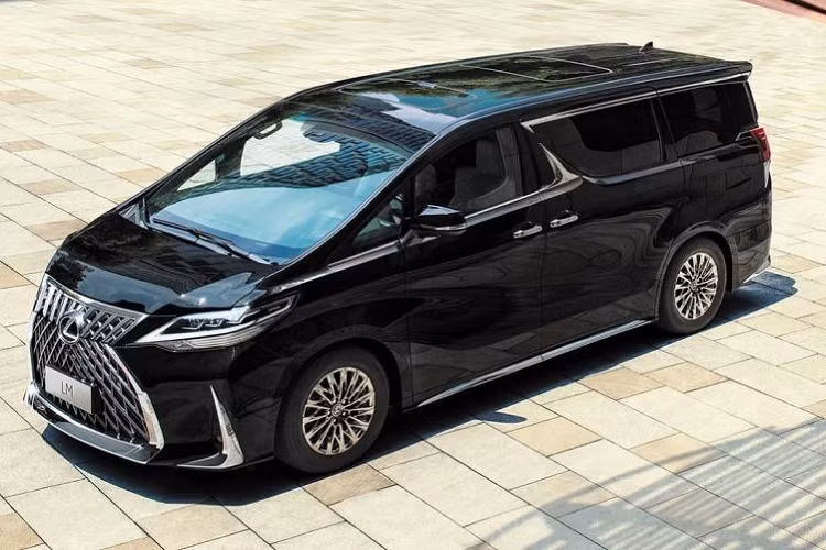 Lexus LM350 2021 mới sẽ được cung cấp ngập tràn các trang thiết bị an toàn giải trí như camera 360 độ, dàn âm thanh Mark Levinson 19 loa, ghế massage, màn hình 26 inch, cửa hit, cửa sổ trời… LM - Mẫu MPV đầu tiên của Lexus được phát triển dựa trên nền tảng chung với Toyota Alphard nhưng cải tiến nội ngoại thất nhằm hướng đến nhóm khách hàng giàu hơn