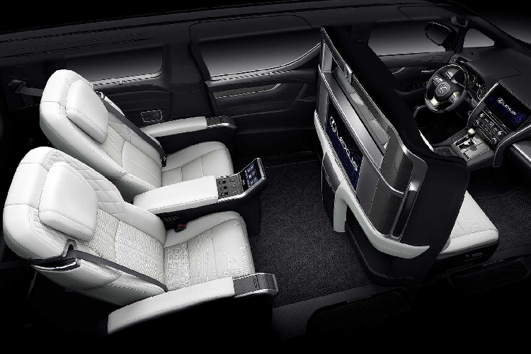 Về thiết kế ngoại thất, sự khác biệt lớn nhất với Alphard chính là lưới tản nhiệt cỡ lớn của thương hiệu Lexus được mạ chrome quen thuộc. Bên cạnh lưới tản nhiệt đồ sộ là đèn pha LED sắc nét với đèn chạy ban ngày đặc trưng của thương hiệu. 