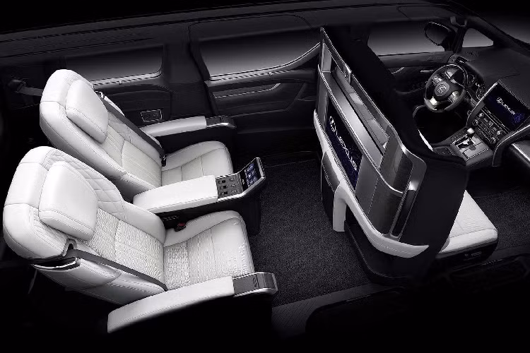 Về thiết kế ngoại thất, sự khác biệt lớn nhất với Alphard chính là lưới tản nhiệt cỡ lớn của thương hiệu Lexus được mạ chrome quen thuộc. Bên cạnh lưới tản nhiệt đồ sộ là đèn pha LED sắc nét với đèn chạy ban ngày đặc trưng của thương hiệu. 