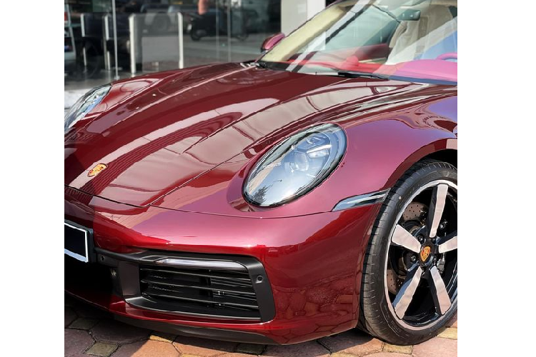 Về truyền động, Porsche 911 Targa 4S Heritage Design được trang bị động cơ boxer tăng áp kép 3.0L 6 xi-lanh sản sinh công suất 444 mã lực và mô-men xoắn 530 Nm. Sức mạnh được gửi tới các bánh xe thông qua hộp số ly hợp kép 8 cấp giúp xe tăng tốc từ 0-100 km/h trong chưa đầy 3,6 giây (khi kích hoạt Launch Control), vận tốc tối đa đạt mức 304 km/giờ.