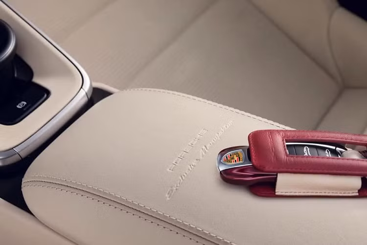 Sự giao thoa giữa truyền thống và hiện đại tiếp tục được thể hiện trên huy hiệu Porsche lấy cảm hứng thiết kế từ năm 1963 đặt trên nắp ca-pô, vô-lăng, chính giữa các mâm xe và chìa khóa xe.