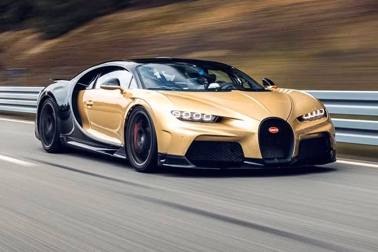 Chiếc xe có khả năng tăng tốc từ 0 - 300 km/h chỉ mất khoảng 12,1 giây. Chiron Super Sport có thể tăng tốc từ 0 - 400 km/h trong 28,6 giây, nhanh hơn 4 giây so với Chiron. Tại thị trường Mỹ, giá xe Bugatti Chiron Super Sport có mức bán ra lên đến 3,26 triệu USD (74,2 tỷ đồng).