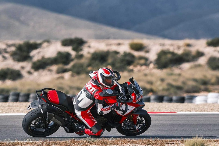 Vừa qua, tập 3 của chuỗi sự kiện Ducati World Première 2022 đã diễn ra vào ngày 28/10 chính thức giới thiệu phiên bản đặc biệt Pikes Peak cho mẫu Adventure Sport Ducati Multistrada V4 hoàn toàn mới. Theo Ducati, chiếc Multistrada V4 Pikes Peak là sản phẩm nhắm đến các tay lái mong muốn chinh phục đường đèo núi hoặc trường đua.