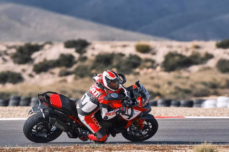 Vừa qua, tập 3 của chuỗi sự kiện Ducati World Première 2022 đã diễn ra vào ngày 28/10 chính thức giới thiệu phiên bản đặc biệt Pikes Peak cho mẫu Adventure Sport Ducati Multistrada V4 hoàn toàn mới. Theo Ducati, chiếc Multistrada V4 Pikes Peak là sản phẩm nhắm đến các tay lái mong muốn chinh phục đường đèo núi hoặc trường đua.