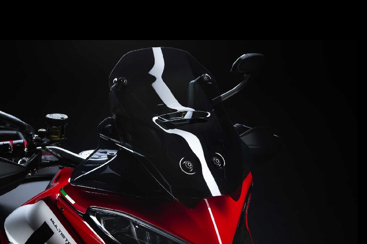 Ngoài ra, Ducati Multistrada V4 Pikes Peak còn nhiều tính năng hỗ trợ người lái khác như ga điện tử với nhiều chế độ, phanh ABS cảm biến góc nghiêng, hệ thống kiểm soát lực kéo DTC, hệ thống kiểm soát độ hẫng bánh trước DWC, hệ thống hỗ trợ phanh xe giữa dốc và hệ thống kiểm soát hành trình cảm biến rađa, tích hợp khả năng phát hiện điểm mù.