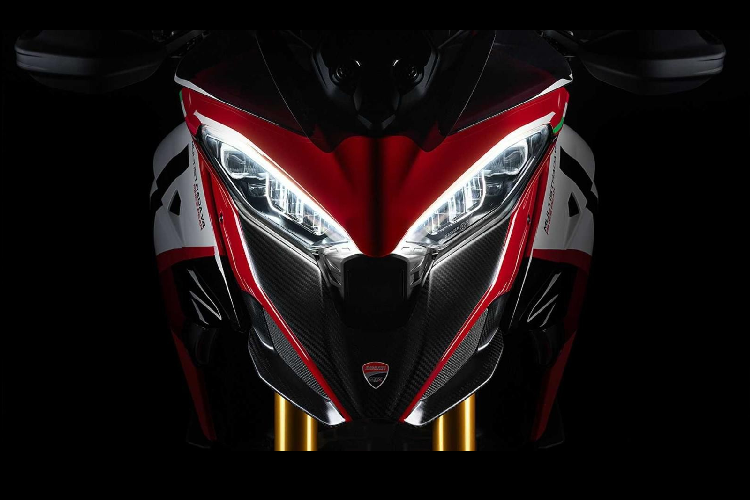 Để mang để sự thể thao cho xe, Ducati đã nâng cấp và bổ sung loạt trang bị như bộ vành nhôm đúc Marchesini đi kèm lốp Diablo Rosso IV, hệ thống treo bán chủ động Ohlins Smart EC 2.0 cao cấp, gắp đơn, và chế độ vận hành Race mới.