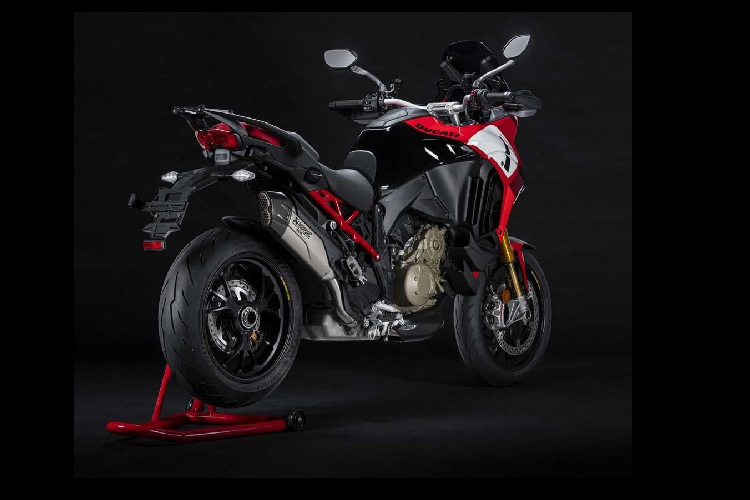 Cuối cùng, giá xe Ducati Multistrada V4 Pikes Peak 2022 niêm yết ở mức 28.995 USD (tương đương khoảng 660 triệu đồng).