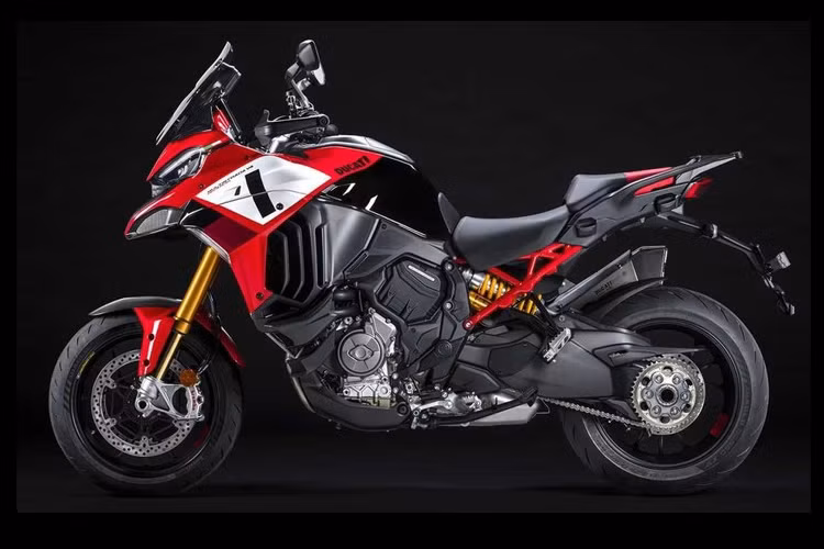 Khác với Multistrada V4 Tiêu chuẩn, bản đặc biệt Ducati Multistrada V4 Pikes Peak khoác trên mình bộ cánh mới với phong cách xe đua Desmosedici GP 2021 gồm ba màu sắc chủ đạo là Đỏ Trắng và Đen.