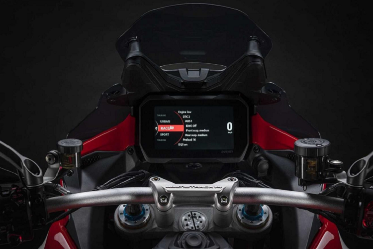 Một điểm mới nữa là đèn xi-nhan có khả năng tự động tắt sau một khoảng thời gian, khoá thông minh không chìa vật lý, màn hình màu TFT có khả năng kết nối điện thoại thông minh. Ducati cũng cho biết xe có chắn bùn trước và sau được làm từ sợi carbon bền bỉ và siêu nhẹ.