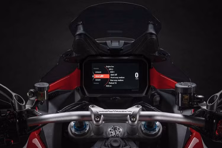 Một điểm mới nữa là đèn xi-nhan có khả năng tự động tắt sau một khoảng thời gian, khoá thông minh không chìa vật lý, màn hình màu TFT có khả năng kết nối điện thoại thông minh. Ducati cũng cho biết xe có chắn bùn trước và sau được làm từ sợi carbon bền bỉ và siêu nhẹ.