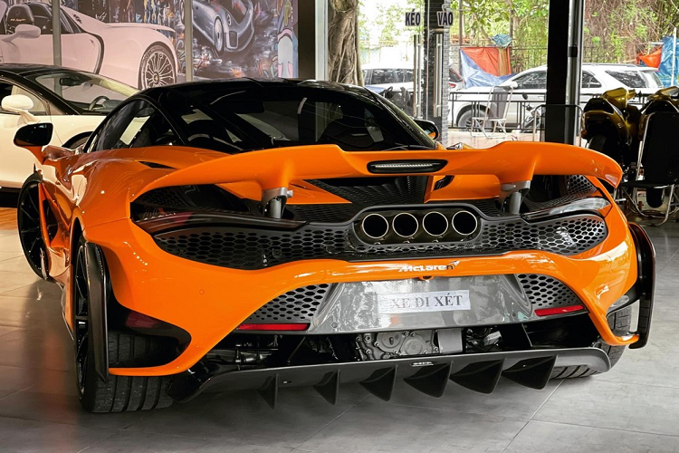 Trong khi đó tại thị trường Mỹ, giá xe McLaren 765LT khởi điểm từ 358.000 USD (tương đương 8,25 tỷ đồng) đắt hơn khoảng 1 tỷ đồng so với McLaren 720S. McLaren 765LT được trang bị động cơ V8, tăng áp kép, dung tích 4.0 lít, sản sinh công suất tối đa 755 mã lực và mô-men xoắn cực đại 800 Nm. Phiên bản giới hạn của siêu xe McLaren 720S chỉ mất thời gian 2,7 giây để tăng tốc lên 97 km/h từ vị trí xuất phát trước khi đạt vận tốc tối đa 330 km/h.