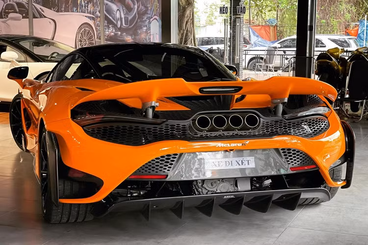 Trong khi đó tại thị trường Mỹ, giá xe McLaren 765LT khởi điểm từ 358.000 USD (tương đương 8,25 tỷ đồng) đắt hơn khoảng 1 tỷ đồng so với McLaren 720S. McLaren 765LT được trang bị động cơ V8, tăng áp kép, dung tích 4.0 lít, sản sinh công suất tối đa 755 mã lực và mô-men xoắn cực đại 800 Nm. Phiên bản giới hạn của siêu xe McLaren 720S chỉ mất thời gian 2,7 giây để tăng tốc lên 97 km/h từ vị trí xuất phát trước khi đạt vận tốc tối đa 330 km/h.