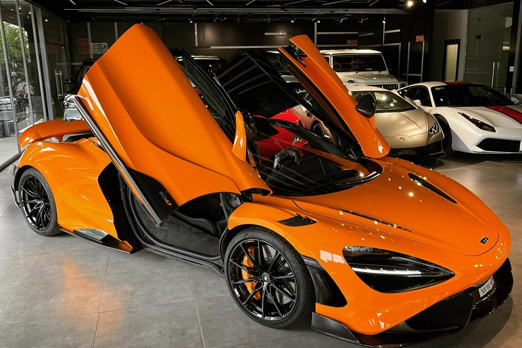 Hãng siêu xe Anh quốc chỉ tạo ra 765 chiếc xe McLaren 765LT để bán cho khách hàng trên toàn thế giới. Mỗi chiếc xe 765LT đều được hãng McLaren đánh dấu số thứ tự rõ ràng. Riêng siêu xe giới hạn McLaren 765LT thứ 4 về Việt Nam có số thứ tự 381 trên tổng số 765. Mức giá bán của những chiếc siêu xe giới hạn McLaren 765LT khi về đến Việt Nam được định giá khoảng hơn 30 tỷ đồng.