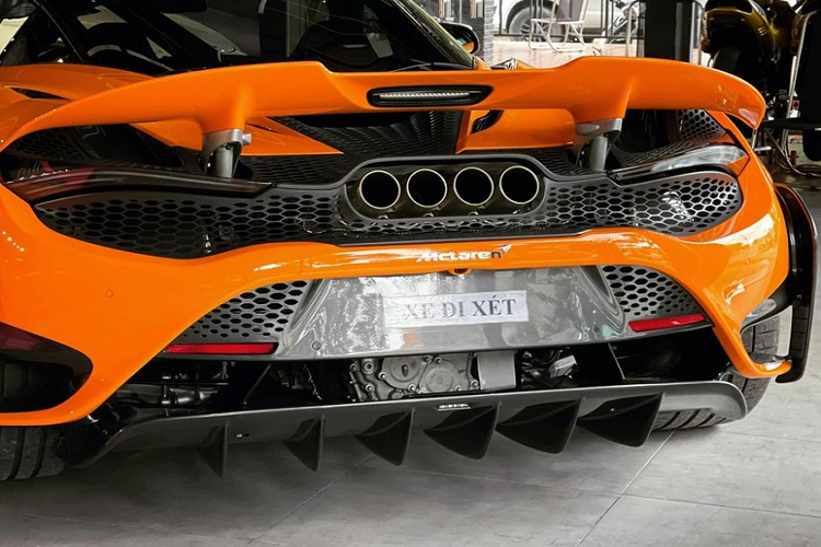 Trước đó, chiếc xe McLaren 765LT đã lăn bánh tại Kiên Giang trong nhiều tháng qua. Hiện có 4 chiếc siêu xe giới hạn McLaren 765LT xuất hiện tại dải đất hình chữ S nhưng chỉ có 3 xe tìm thấy chủ nhân và vẫn chưa rõ là đại gia nào sẽ chịu chi để ra biển số đầu tiên cho "vợ 2" McLaren này của mình