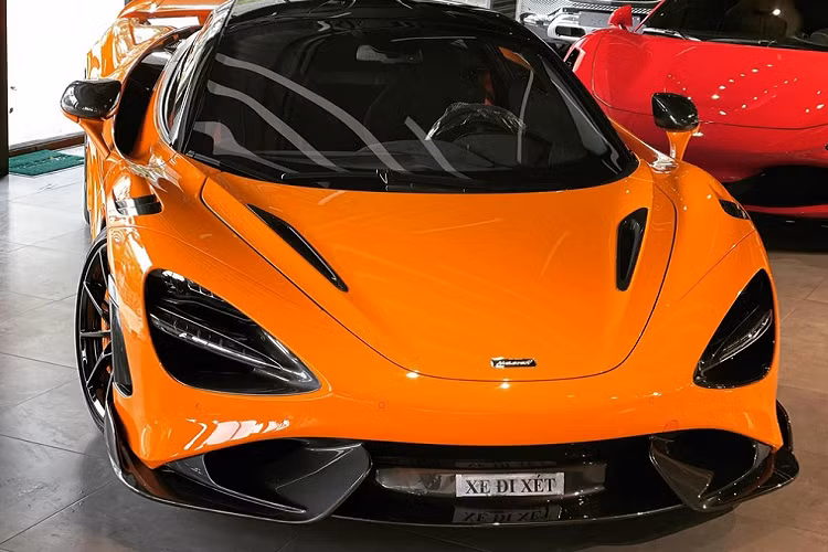 Gần đây, thông tin về việc chiếc siêu xe giới hạn McLaren 765LT tại Việt Nam (chiếc thứ 4) này bất ngờ xuất hiện trong một công ty bán siêu xe ở huyện Bình Chánh, TP.HCM đã thu hút nhiều sự quan tâm của giới mê xe trong nước cũng như các đại gia khác.