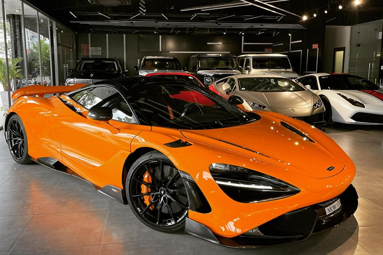 Trước những tin đồn này, người bán siêu xe ở huyện Bình Chánh đã chia sẻ hình ảnh mẫu xe McLaren 765LT màu cam và cho biết: "Ngày mới làm việc cùng Mclaren 765LT". Ngoài động thái này, các bức ảnh còn cho thấy phía đầu và đuôi xe có dán tờ giấy "xe đi xét" khiến giới mê xe tin rằng mẫu siêu xe giới hạn đang được cho đi đăng ký biển số.