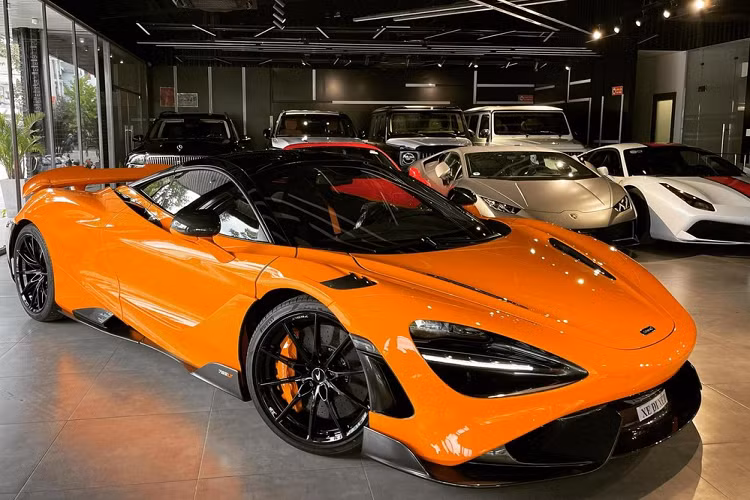 Trước những tin đồn này, người bán siêu xe ở huyện Bình Chánh đã chia sẻ hình ảnh mẫu xe McLaren 765LT màu cam và cho biết: "Ngày mới làm việc cùng Mclaren 765LT". Ngoài động thái này, các bức ảnh còn cho thấy phía đầu và đuôi xe có dán tờ giấy "xe đi xét" khiến giới mê xe tin rằng mẫu siêu xe giới hạn đang được cho đi đăng ký biển số.