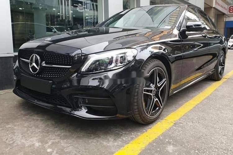"Trái tim" của Mercedes-Benz C300 AMG 2021 là khối động cơ xăng 4 xi-lanh thẳng hàng, tăng áp kép, dung tích 2.0 lít, sản sinh công suất tối đa 258 mã lực và mô-men xoắn cực đại 370 Nm. Nhờ đó, xe có thể tăng tốc từ vị trí xuất phát lên 100 km/h trong thời gian 5,9 giây.