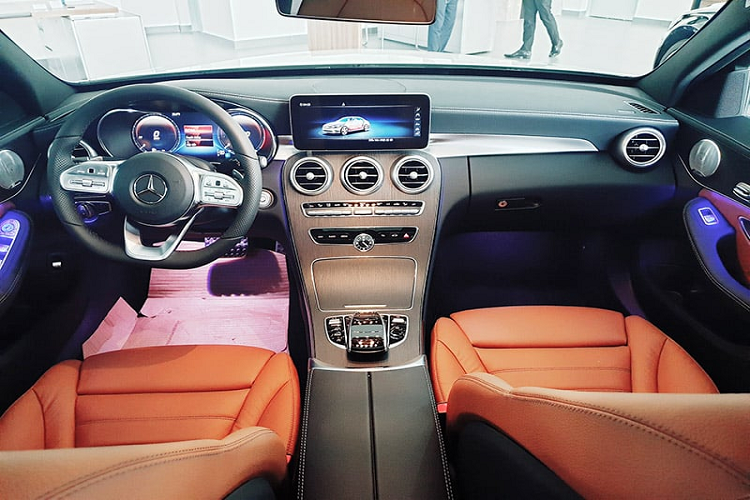 Mercedes-Benz C300 AMG đời 2021 mà nam diễn viên Hồng Thanh mới mua sở hữu ngoại hình thể thao nhờ gói phụ kiện AMG.