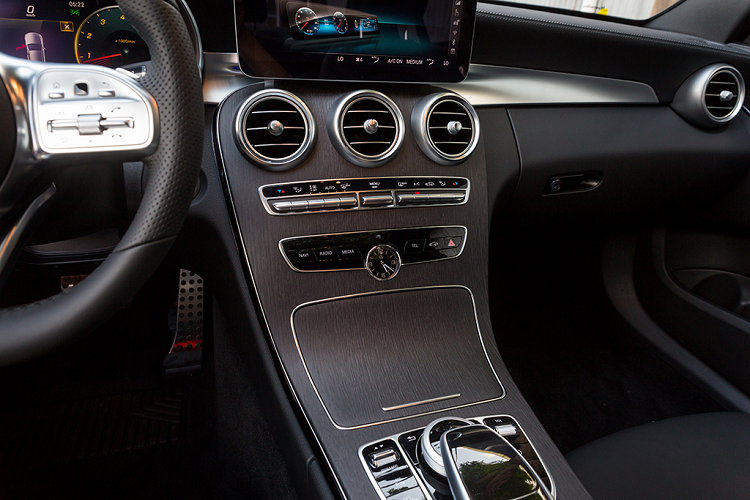 Đặc điểm nhận dạng của Mercedes-Benz C300 AMG 2021 nằm ở lưới tản nhiệt với mắt lưới kim cương và bộ vành hợp kim 18 inch. Ngoài ra, xe còn được trang bị hệ thống đèn pha Multibeam LED với tầm chiếu xa 650m và tích hợp dải đèn LED định vị ban ngày.