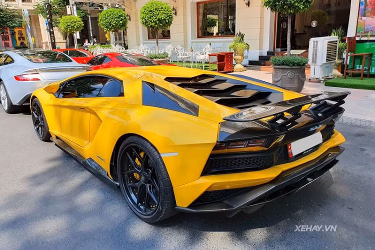 Bên cạnh việc độ lại phần ngoại thất, Lamborghini Aventador S chính hãng đầu tiên tại Việt Nam cũng được chủ nhân tinh chỉnh ECU động cơ, giúp chiếc xe này gia tăng 70 mã lực so với nguyên bản, đưa tổng công suất từ khối động cơ V12 6.5L hút khí tự nhiên từ 740 mã lực lên thành 810 mã lực và 690 Nm mô-men xoắn cực đại.