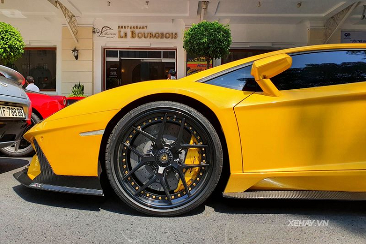 Ngoài ra, xe cũng được lên hệ thống ống xả Ryft Titanium Race Exhaust First Edition có giá 8.000 USD (khoảng 184 triệu đồng), bộ mâm 5 chấu kép Vossen kích cỡ 20/21 inch với dàn ốc vít màu vàng tương phản có giá 12.300 USD (khoảng 283 triệu đồng), cánh gió đuôi xe carbon Tecno của DMC...