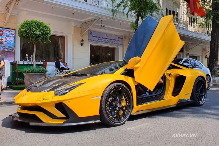 Tại Việt Nam, chỉ có ba chiếc siêu xe Lamborghini Aventador S, trong bài chính là chiếc Aventador S chính hãng đầu tiên được đưa về nước, cũng là chiếc duy nhất sở hữu ngoại thất màu vàng. Hai chiếc còn lại đều có màu đen.