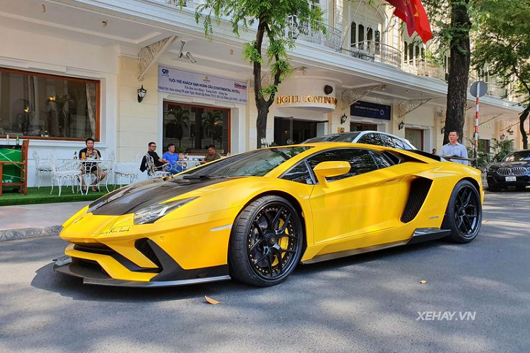 Sau một thời gian sử dụng, siêu phẩm Lamborghini Aventador S chính hãng này đã được chủ nhân độ lại khá nhiều chi tiết mới như bộ bodykit bằng carbon tới từ thương hiệu 1016 Industries, bao gồm phần nắp ca-pô, cản trước/sau và ốp sườn sợi carbon mới. Gói nâng cấp này có giá 24.000 USD (tương đương 552 triệu đồng).
