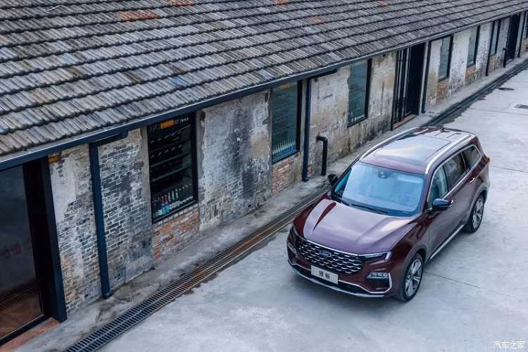 Bên trong Ford Equator 2021 là không gian nội thất có thiết kế cao cấp với chất liệu da màu trắng phối đỏ đậm. Mẫu SUV 7 chỗ này được trang bị màn hình thông tin giải trí cỡ lớn, nối liền với bảng đồng hồ kỹ thuật số trên mặt táp-lô.