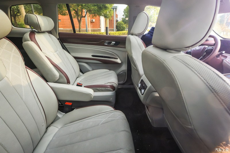 Phía sau, Ford Equator 2021 được trang bị cụm đèn pha nằm ngang khá thanh mảnh, nối với nhau bằng dải đèn LED với thiết kế vạch kẻ. Ngay bên dưới logo của hãng Ford là tem chữ nổi "Equator" khá nổi bật. Cuối cùng là đèn phản quang nằm ngang, 2 đầu ống xả hình chữ nhật và bộ khuếch tán gió "giả cầy".