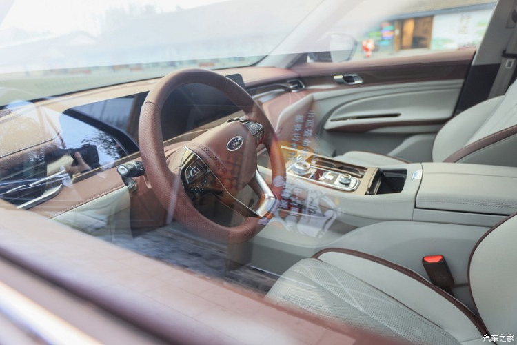 Đúng như những hình ảnh rò rỉ trong vài tháng qua, Equator 2021 được áp dụng ngôn ngữ thiết kế mới của hãng Ford. Theo đó, xe sở hữu lưới tản nhiệt cỡ lớn hình bát giác, cụm đèn pha LED thanh mảnh và dải đèn LED định vị ban ngày hình móc câu. Bên dưới là đèn sương mù nằm ngang với 3 bóng, nằm trong hốc hình ngũ giác. Cả hốc đèn sương mù và hốc gió trước đều được bao quanh bằng nẹp mạ crôm, tạo cảm giác sang trọng cho xe.