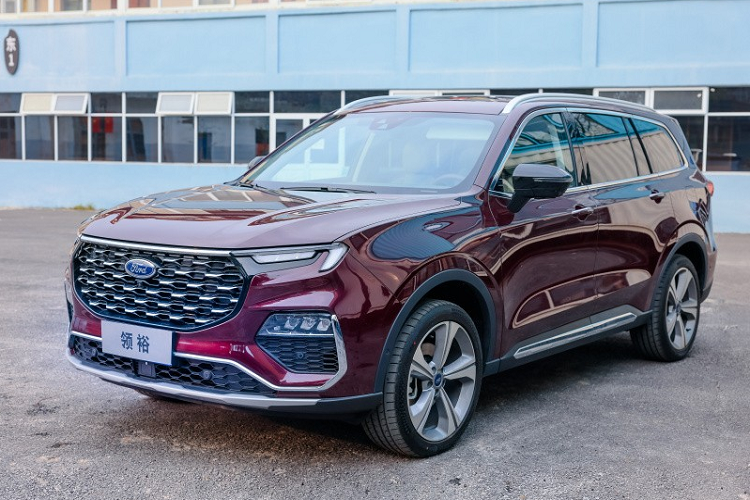 Trên cụm điều khiển trung tâm của Ford Equator 2021 không có cần số truyền thống, thay vào đó là núm xoay chuyển số. Ngoài ra, mẫu SUV này còn có khá ít các nút bấm cơ học. Theo một số nguồn tin, Ford Equator 2021 sẽ có cả nội thất 5 chỗ, 6 chỗ và 7 chỗ. Chiếc xe trong ảnh này thuộc phiên bản 6 chỗ với 2 ghế thương gia ở giữa. Ở bản cao cấp, xe sẽ được trang bị cửa sổ trời toàn cảnh 2 mảnh.